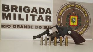 Homem é preso pela Brigada Militar, na ERS-400, em Candelária, por porte ilegal de arma de fogo 