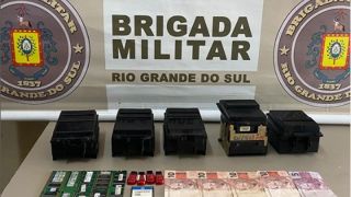Brigada Militar apreende, dentro de bar, em São Lourenço do Sul, máquinas caça níquéis 
