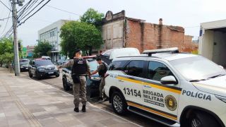 Dois homens são presos pela Brigada Militar, em Santa Cruz do Sul, durante a Operação Proscriptus