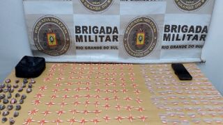 Brigada Militar prende mulher, em Guaíba, com 531 pinos de cocaína e 41 porções de maconha