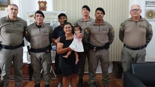 Após salvarem bebê com manobra de Heimlich, em Pelotas, policiais recebem agradecimento 