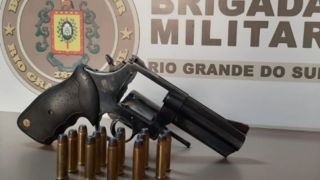 Homem é preso pela Brigada Militar, por porte ilegal de arma de fogo de uso restrito, em Encruzilhada do Sul