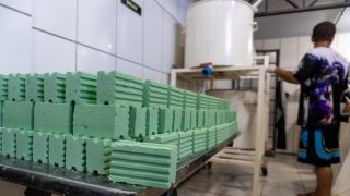 Fábrica de sabão ecológico com mão de obra prisional, em Santo Ângelo, deve ampliar produção 