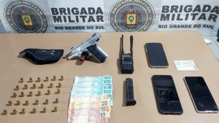 Dois homens são presos e uma arma é apreendida pela Brigada Militar, em Pelotas