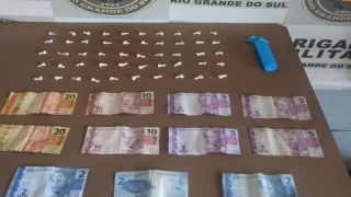 Brigada Militar prende homem por tráfico de drogas, no Dunas, em Pelotas 