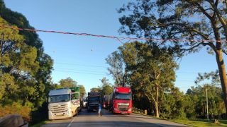 Fio de alta tensão: trânsito bloqueado em ambos os sentidos, no km 74 da BR-392, em Pelotas