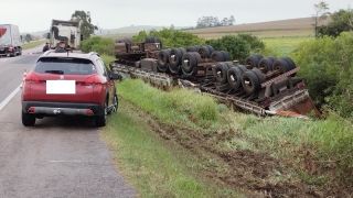 Motorista perde controle de caminhão, com saída de pista e tombamento, na BR-116, em São Lourenço do Sul