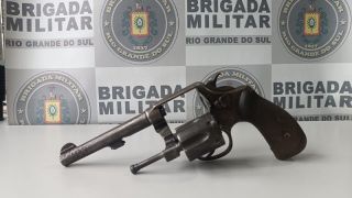 Brigada Militar prende jovem no centro de Cachoeira do Sul, por porte ilegal de arma de fogo