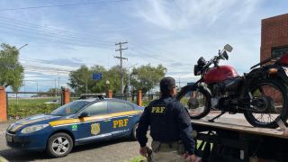 PRF apreende adolescente com moto furtada perto do Laçador Boulevard, em Porto Alegre