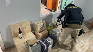 PRF apreende diversas caixas de vinhos estrangeiros na BR-101, em Torres
