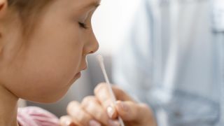 Chegada do outono e inverno: importância da lavagem nasal para o bem-estar das crianças 