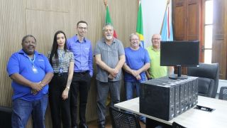 Prefeitura de Barra do Ribeiro recebe doação de computadores do Banrisul