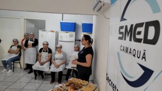 Manipuladoras de alimentos participam de curso de panificação caseira, em Camaquã