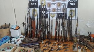 Brigada Militar e Polícia Civil apreendem grande quantidade de armas no Cancelão, em Piratini