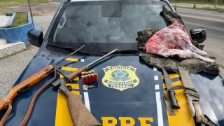 PRF prende caçadores na BR-153, em Bagé, e aprende espingardas, munições e animais abatidos