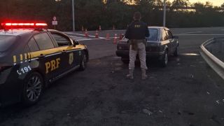 PRF prende dois suspeitos na BR-290, em Porto Alegre, com carro em situação de furto