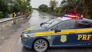 PRF informa bloqueio total no km 250 da BR-392 em Caçapava do Sul, sobre o Arroio Irapuãzinho