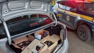 PRF apreende carga de vinhos importados ilegalmente na BR-116, em Vacaria