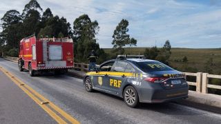 PRF atende acidente com morte, após queda de carro de ponte, na BR-293, em Candiota