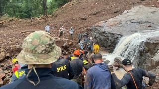 VÍDEO: Dezenas de vítimas estão ilhadas após os deslizamentos na Serra das Antas