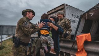 Mulher grávida e seu filho de dois anos são resgatados na região das ilhas de Porto Alegre