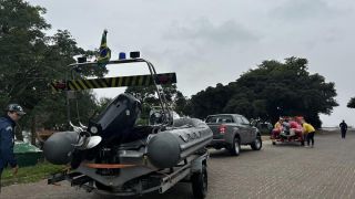 Representantes da Administração averíguam locais inacessíveis por veículos terrestres, em São Lourenço do Sul