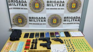 Quatro pessoas são presas pela Brigada Militar, em Eldorado do Sul, com armas, munições e drogas
