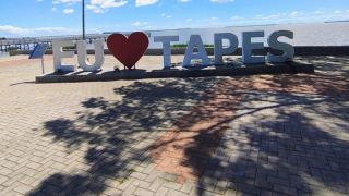 Prefeitura de Tapes restaura letreiro turístico “EU ❤️ TAPES” após danos causados por temporal