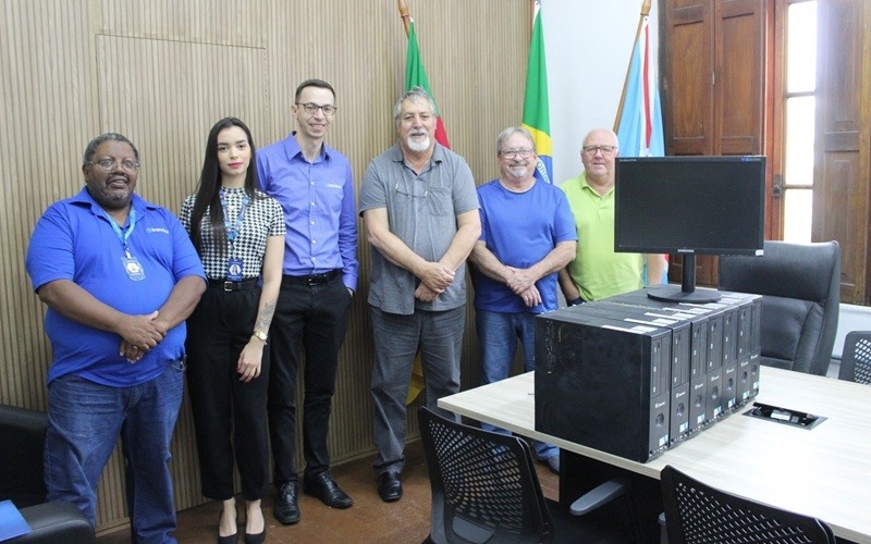 Prefeitura de Barra do Ribeiro recebe doação de computadores do Banrisul - Portal de Camaquã